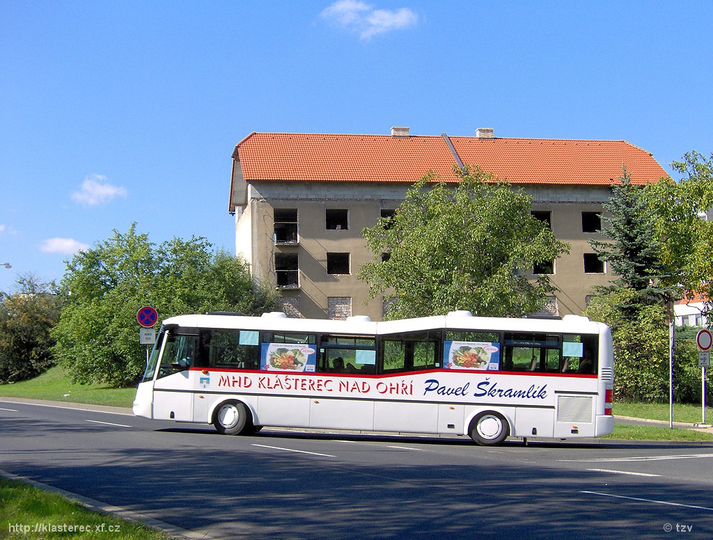 SOR BN 10.5 fährt aus Okružní nach Chomutovská Strasse in Klášterec. (14. 09. 2007)