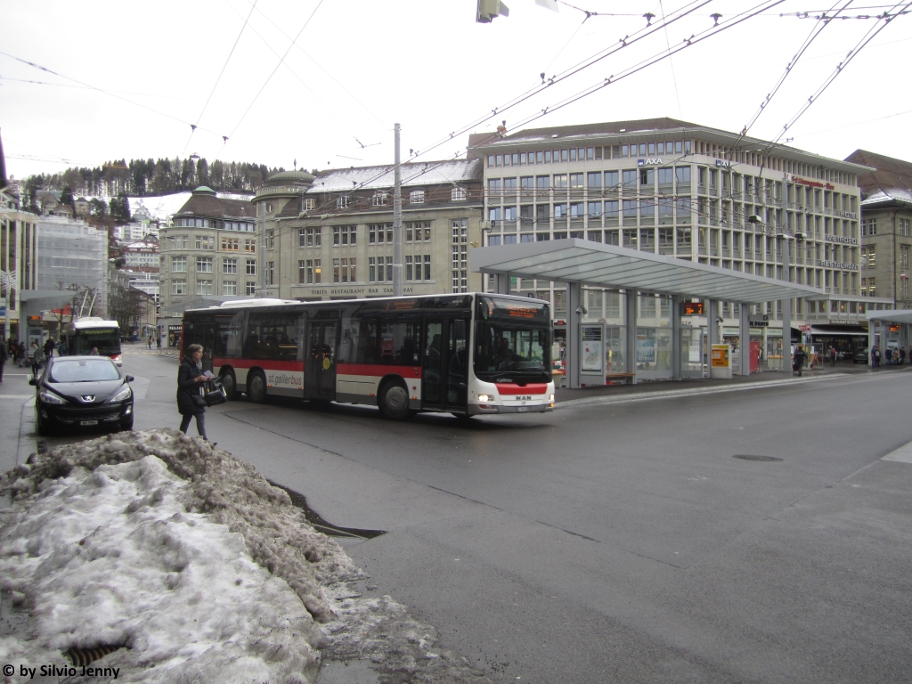 St. Gallerbus Nr. 226 (MAN A26 Lion's City L) am 11.12.2017 beim Bhf. St. Gallen