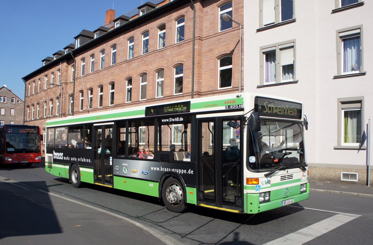 Stadtbus Aschaffenburg / Verkehrsgemeinschaft am Bayerischen Untermain (VAB): Mercedes-Benz O 405 N der Stadtwerke Aschaffenburg Verkehrs-GmbH (STWAB), aufgenommen im September 2016 in der Nähe vom Hauptbahnhof in Aschaffenburg.