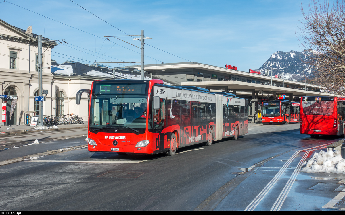 Stadtbus Chur GR 155 858 am 24. Januar 2018 auf der Linie 1 Richtung Rhäzüns auf dem Churer Bahnhofplatz.
