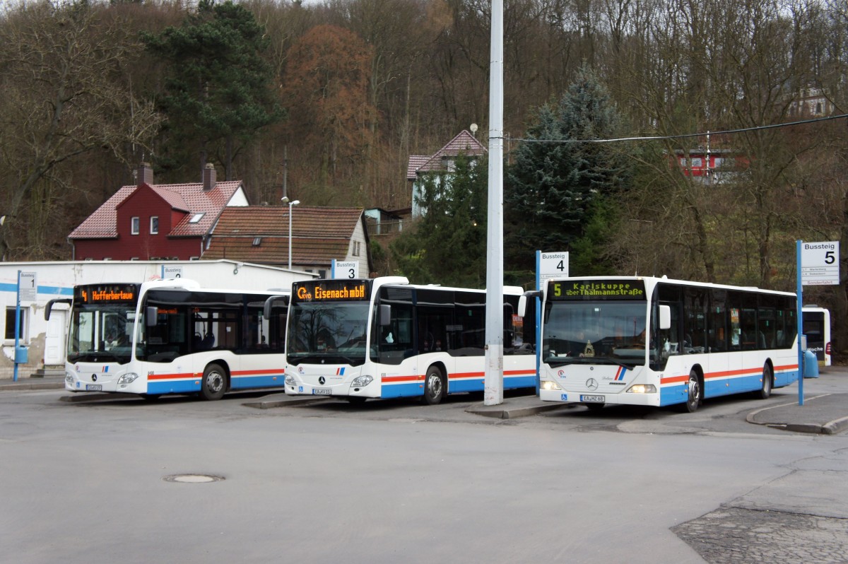 Stadtbus Eisenach: Mercedes-Benz Citaro, Mercedes-Benz Citaro C2 sowie Mercedes-Benz Citaro C2 Gelenkbus der KVG Eisenach, eingesetzt im Stadtverkehr. Aufgenommen am Stadtbusbahnhof von Eisenach im Dezember 2014.