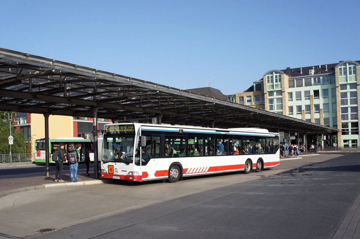 Stadtbus Fulda: Mercedes-Benz Citaro L der RhönEnergie Bus GmbH (im Auftrag der RhönEnergie Fulda GmbH, Lackierung: KVK - Kraftverkehr Kinzigtal Omnibusbetrieb GmbH), aufgenommen im Juni 2016 am Bahnhof in Fulda.