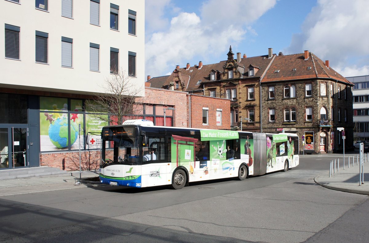 Stadtbus Kaiserslautern: Solaris Urbino 18 der SWK - Stadtwerke Kaiserslautern GmbH, aufgenommen im Februar 2018 am Hauptbahnhof in Kaiserslautern.
