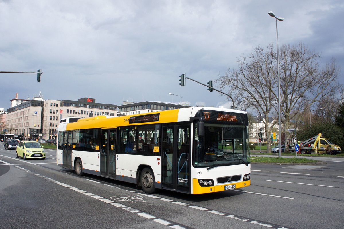 Stadtbus Mainz / Stadtbus Wiesbaden: Volvo 7700 von Autobus Sippel GmbH, aufgenommen im April 2016 am Hauptbahnhof in Wiesbaden.