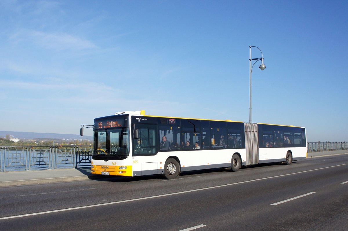 Stadtbus Mainz: MAN Lion's City G der MVG Mainz / Mainzer Verkehrsgesellschaft, aufgenommen im November 2016 auf der Theodor-Heuss-Brcke zwischen der hessischen Landeshauptstadt Wiesbaden und der rheinland-pflzischen Landeshauptstadt Mainz.