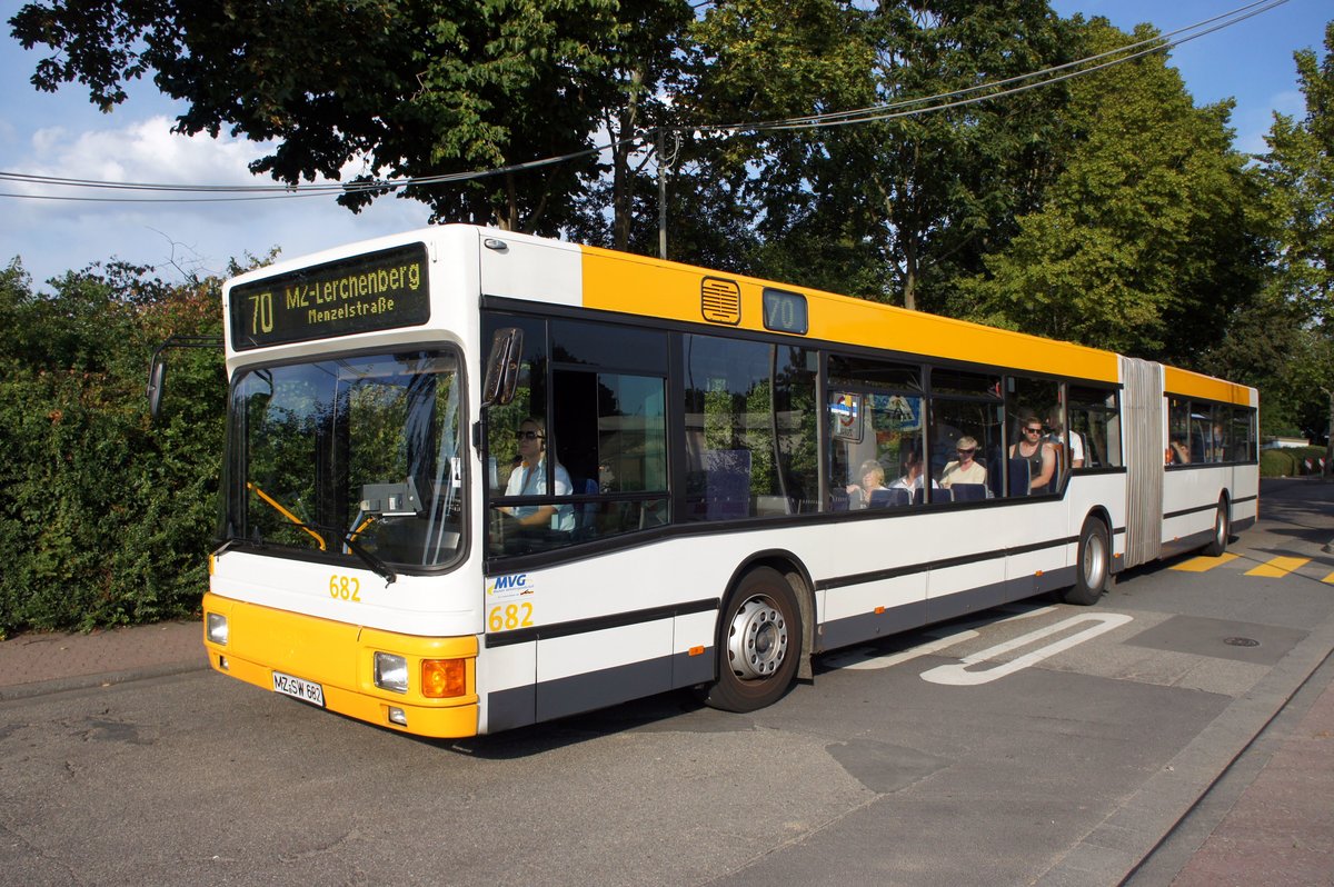 Stadtbus Mainz: MAN NG 312 der MVG Mainz / Mainzer Verkehrsgesellschaft (Wagen 682), aufgenommen im August 2016 in Mainz-Bretzenheim.