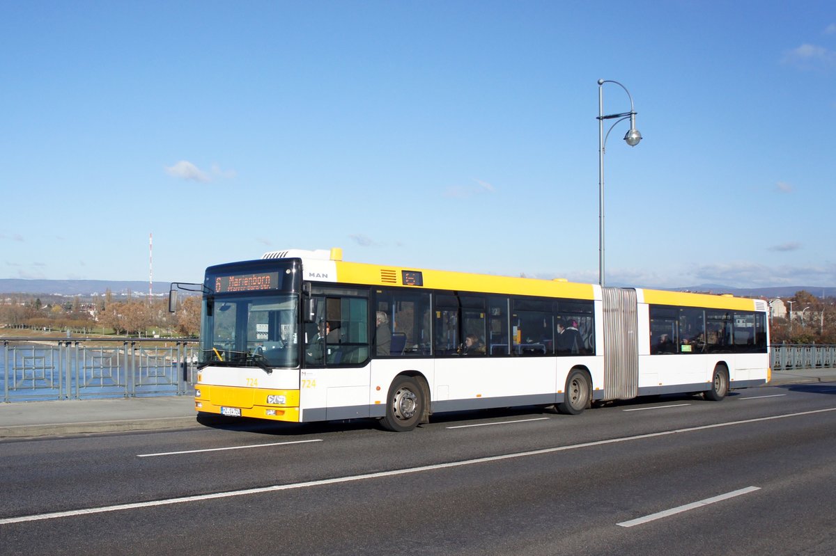 Stadtbus Mainz: MAN NG der MVG Mainz / Mainzer Verkehrsgesellschaft (Wagen 724), aufgenommen im November 2016 auf der Theodor-Heuss-Brücke zwischen der hessischen Landeshauptstadt Wiesbaden und der rheinland-pfälzischen Landeshauptstadt Mainz.