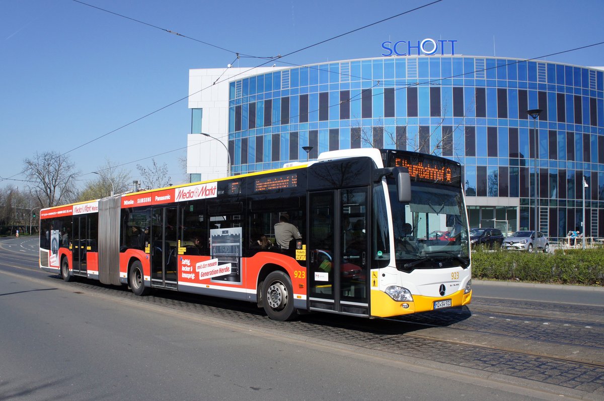 Stadtbus Mainz: Mercedes-Benz Citaro C2 Gelenkbus der MVG Mainz / Mainzer Verkehrsgesellschaft, aufgenommen im März 2017 in der Nähe der Haltestelle  Bismarckplatz  in Mainz.