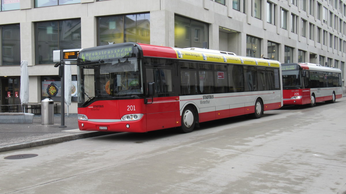 Stadtbus Nr. 201 (Solaris Urbino 12, 2002) am 21.2.2018 bei der Haltestelle Archstrasse / HB. Der älteste Zweiachser aus dem Jahre 2002 war zugleich auch der erste Solaris in der Schweiz. Im Vergleich zum hinteren Fahrzeug Nr. 204 mit Baujahr 2004 erkennt man die unterschiedlich montierten Seitenspiegel.