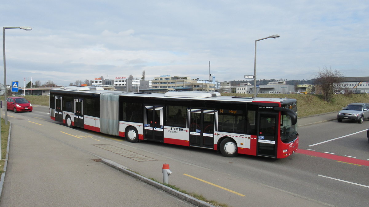 Stadtbus Nr. 361 (MAN A40 Lion's City GL, 2017) am 31.Januar 2018 kurz vor dem Bahnhof Winterthur-Hegi. Bei den 3 nachgelieferten MAN kann man nun 4 von 5 Türen nicht mehr übersehen!