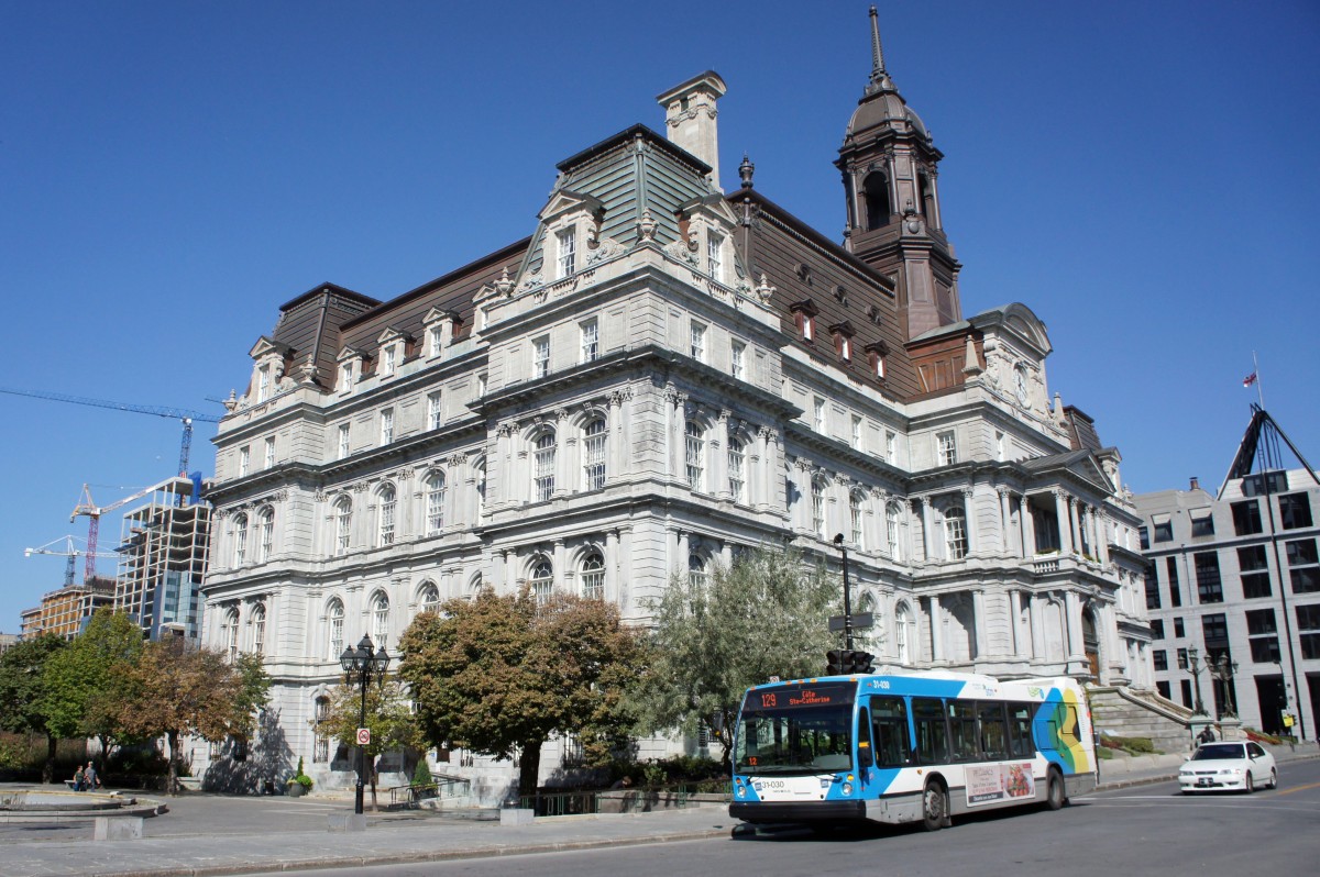 Stadtbus der STM (Société de transport de Montréal) des Herstellers Nova Bus, aufgenommen im September 2014 vor dem Rathaus von Montreal (Rue Notre-Dame). 
