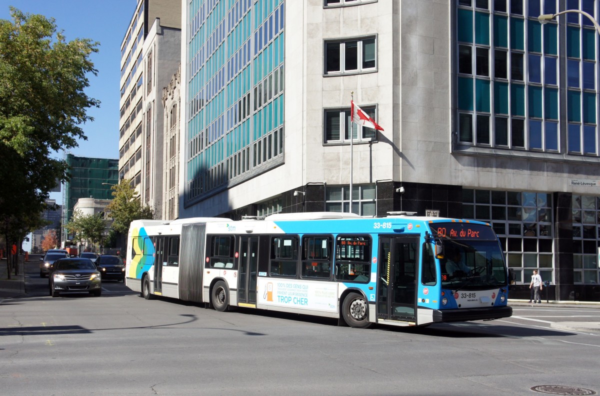 Stadtbus der STM (Société de transport de Montréal) des Herstellers Nova Bus, aufgenommen im September 2014 in der Innenstadt (Boulevard René-Lévesque) von Montreal. 