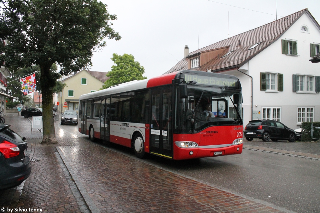 Stadtbus Winterthur Nr. 205 (Solaris Urbino 12) am 11.8.2017 bei der provisorischen Haltestelle Im Geissacker.