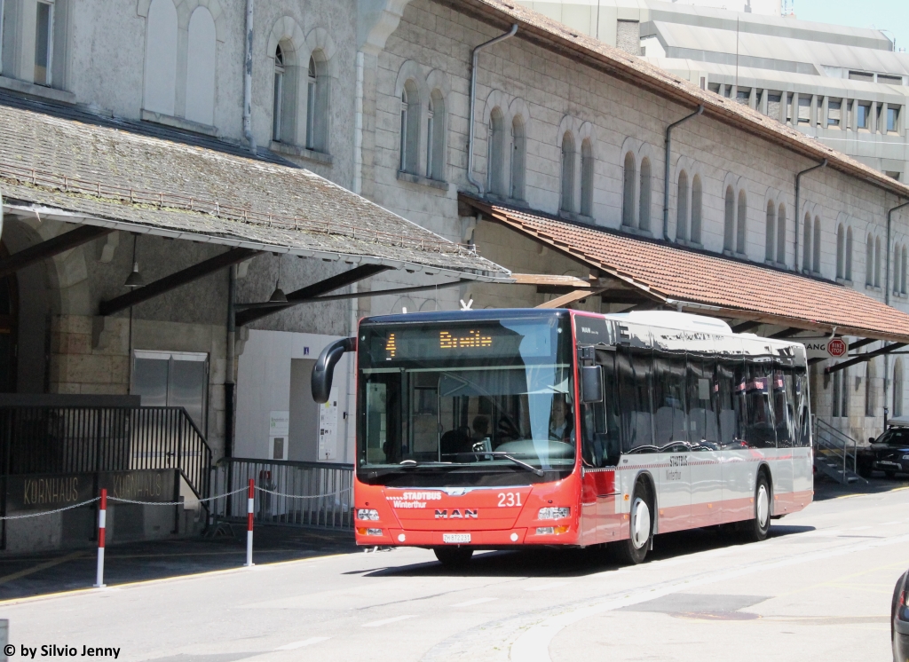 Stadtbus Winterthur Nr. 231 (MAN A21 Lion's City) am 30.7.2016 beim Hauptbahnhof. Nebst den gross angekündigte 5-türigen MAN Gelenkbusse, nahm Stadtbus Winterthur auch noch 2 MAN Standardbusse in Betrieb. Sie wurden mit Kasse für den Überlandbetrieb ausgerüstet. Dank 3 Türen kommen sie zum Teil auch auf Stadtlinien zum Einsatz, wie hier auf der Linie 4.