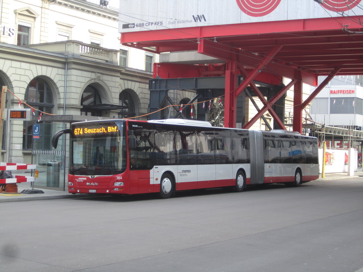 Stadtbus Winterthur Nr. 364 (MAN A40 Lion's City GL) am 12.4.2020 beim Hauptbahnhof. Aufgrund der Corona-Krise wurde der Verkauf von Billetten durch den Chauffeur auf Überlandlinien eingestellt. Deshalb kommen zum Teil auch Busse auf die Überlandlinien, die nicht mit einer Kasse ausgerüstet sind.