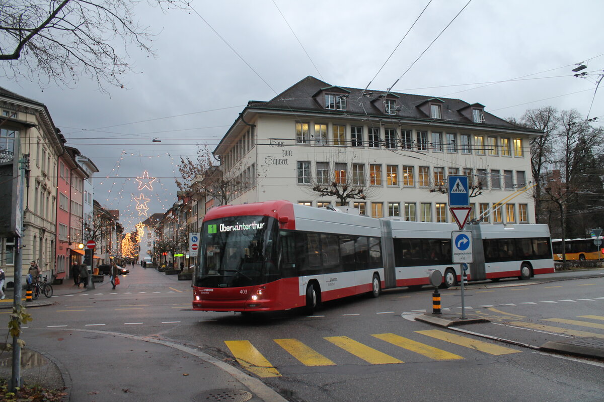 Stadtbus Winterthur Nr. 403 (Hess lighTram®25 DC) am 11.12.2023 beim Obertor