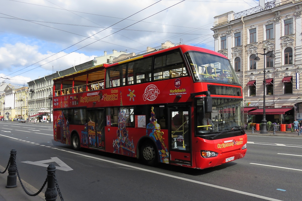 Stadtrundfahrt-Bus auf dem Newski-Prospekt (Невский проспект) in St. Petersburg, 16.7.17