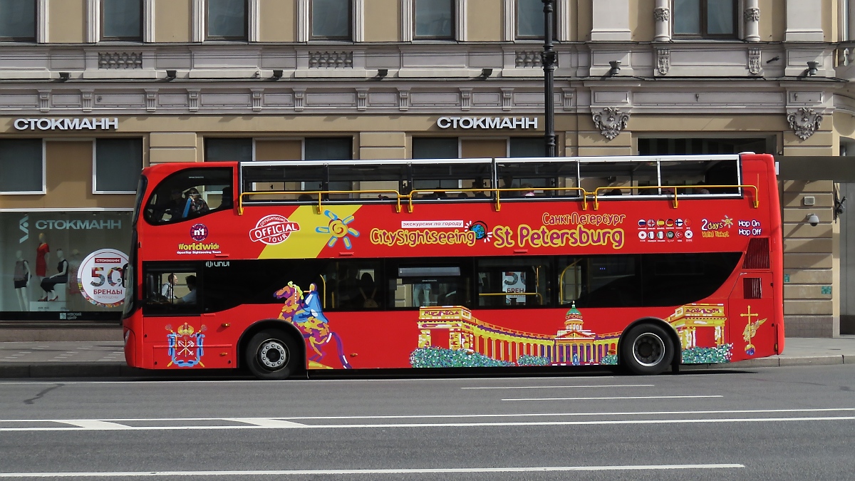 Stadtrundfahrt-Bus, vermutlich auch Volvo-Basis, auf dem Newski-Prospekt (Невский проспект) in St. Petersburg, 16.7.17