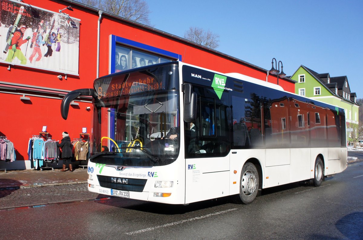 Stadtverkehr Schwarzenberg / Stadtbus Schwarzenberg / Bus Erzgebirge: MAN Lion's City M (Midibus - 10,50 m) der RVE (Regionalverkehr Erzgebirge GmbH), aufgenommen im Februar 2018 im Stadtgebiet von Schwarzenberg / Erzgebirge. 