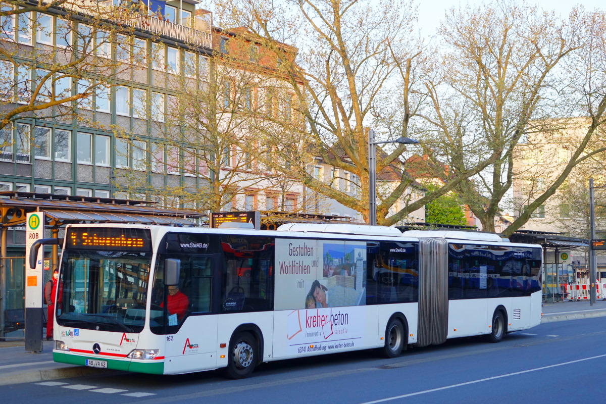 Stadtwerke Aschaffenburg / Wagen 162 (AB-VA 62) / Aschaffenburg, Hauptbahnhof/ROB / Mercedes-Benz O 530 G II / Aufnahemdatum: 30.04.2021 / Werbung: Kreher Beton (TB+Heck)