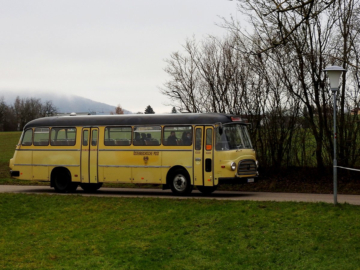 STEYR-SAURER(Bj1968)als Oldtimer-Postbus, lässt kurz vor erreichen der Station CHRISTKINDL/Steyr das typische Posthorn erklingen; 201220