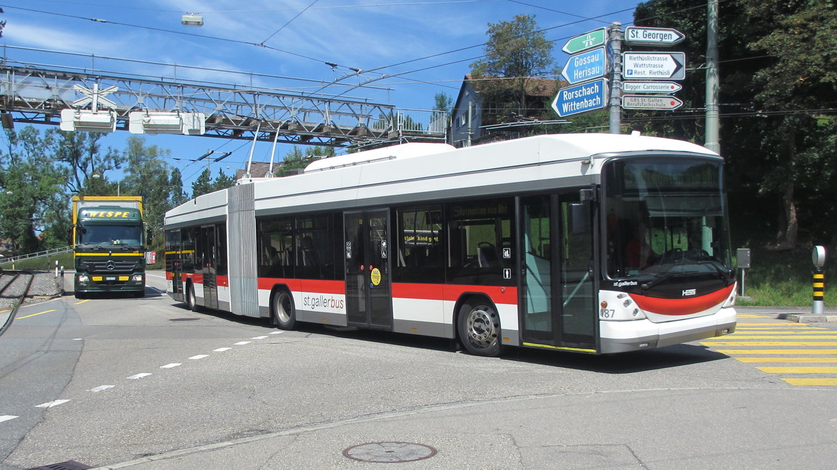 st.gallerbus Nr. 187 (Hess, 2009) am 14.8.2017 kurz vor der Endschleife Riethüsli.
Am linken Bildrand sind (noch) die Geleise der Appenzellerbahn zu sehen.
