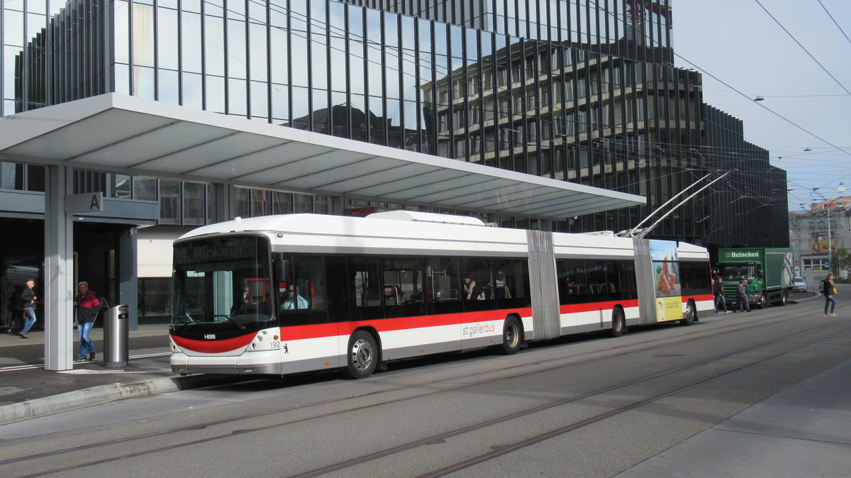 st.gallerbus Nr. 192 (Hess LighTram 3, 2009) am 10. Oktober 2018 vor dem Hauptbahnhof St. Gallen.