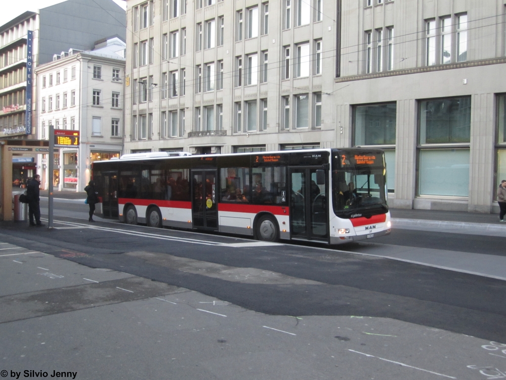 St.Gallerbus Nr. 224 (MAN A26 Lion's City L) am 19.12.2015 beim Bhf. St.Gallen