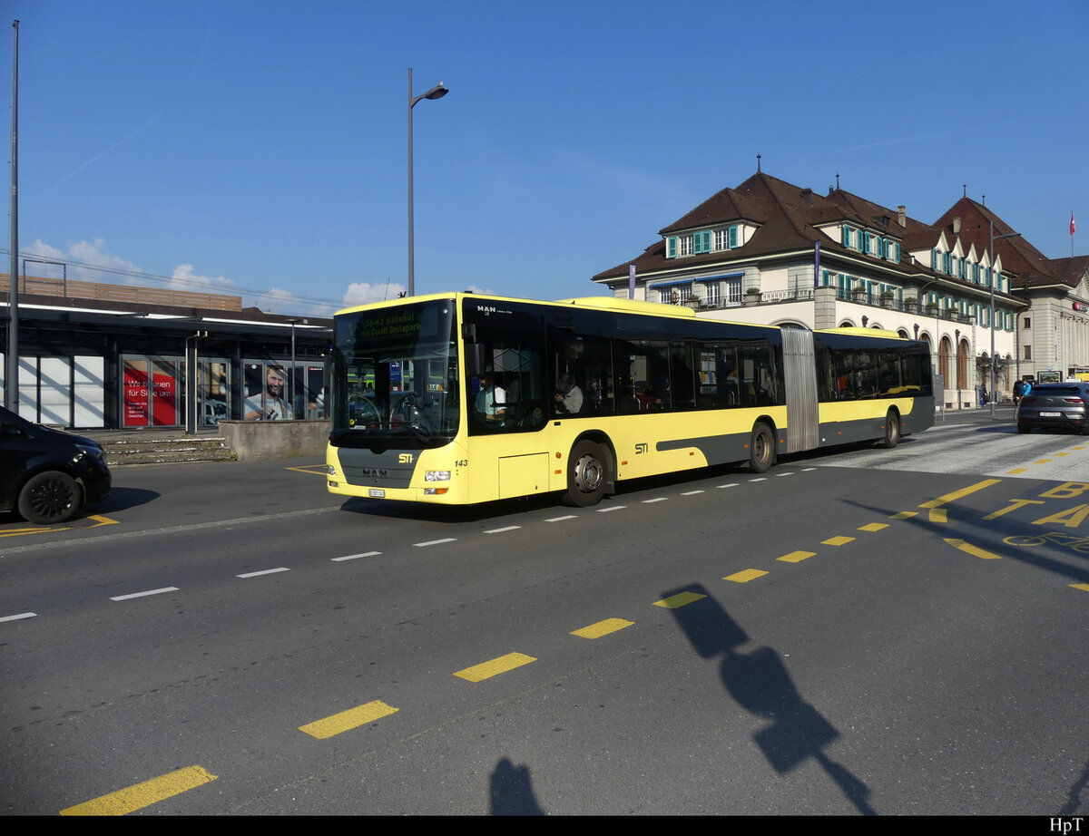 STI - MAN Lion`s City Nr.143 unterwegs vor dem SBB Bahnhof Thun am 14.05.2022