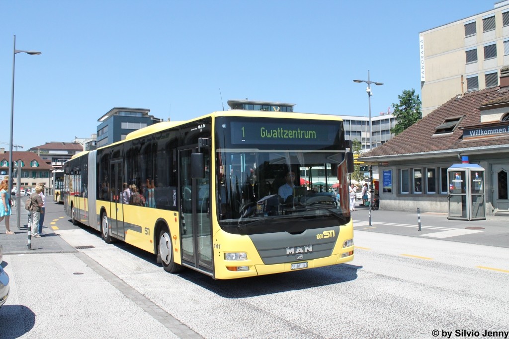 STI Nr. 141 (MAN A23 Lion's City GL) am 2.8.2013 beim Bhf. Thun. Ab dem Jahre 2011 fand bei der STI ein Umdenken statt, seither werden 4-trige (betr. nur Gelenkbusse) und vollklimatisierte Busse beschafft.