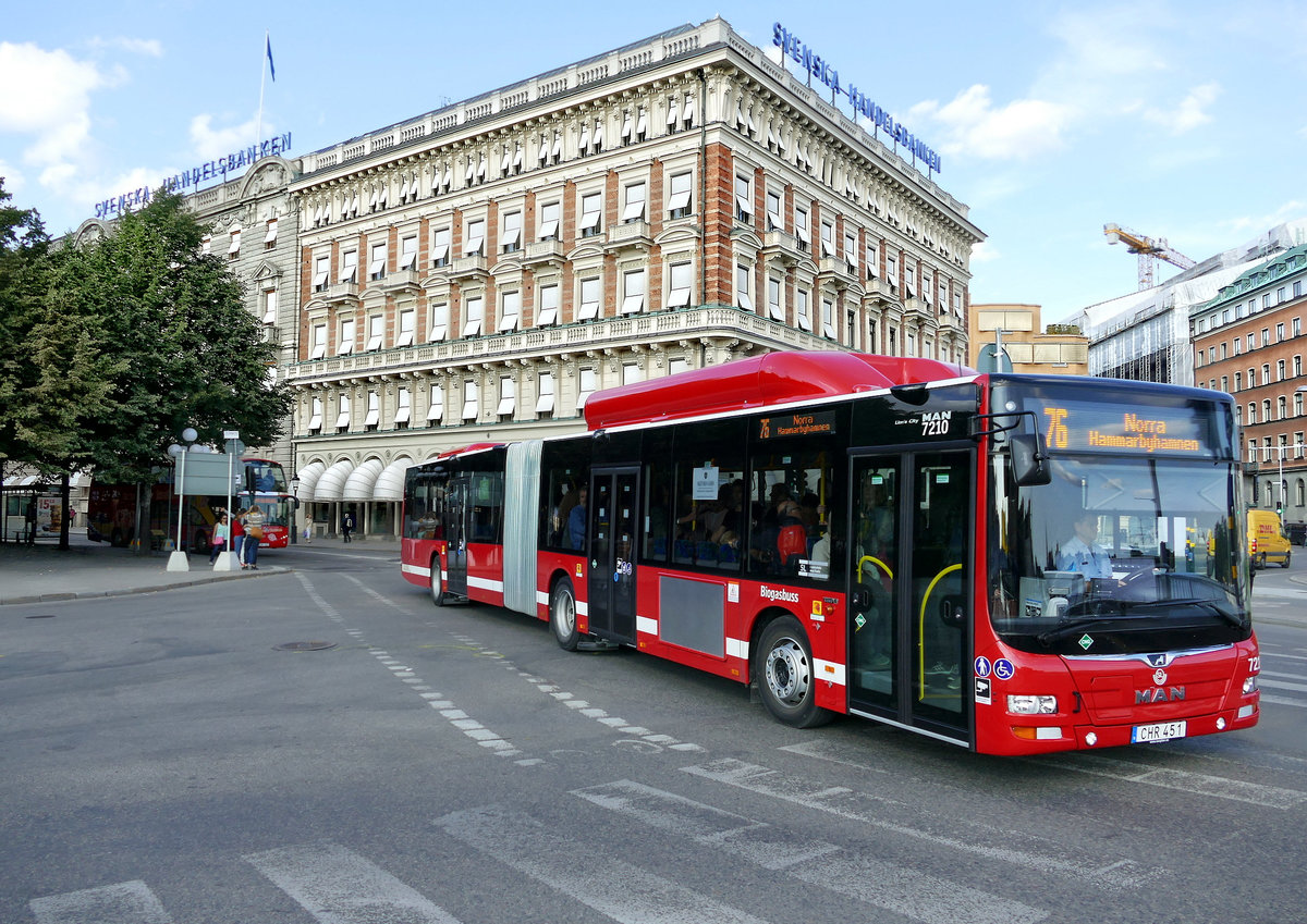Stockholms Lokaltrafik -SL mit dem MAN Lion's City GL CNG, '7210' (CHR 451) in Stockholm im August 2017.