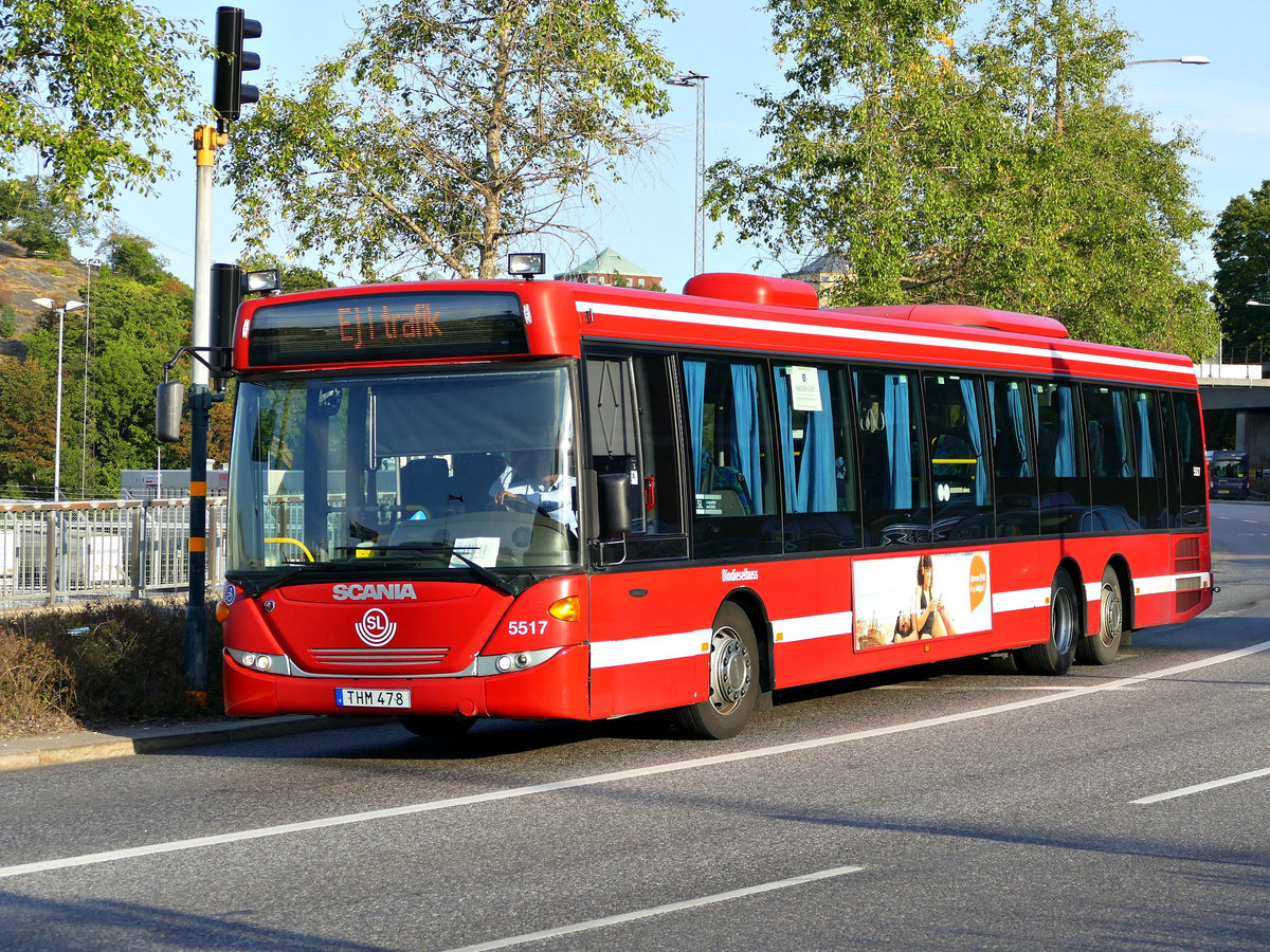 Stockholms Lokaltrafik (SL), mit dem Scania N94 Omnilink '5517' (THM 478) in Stockholm  -Södermalm im August 2017.