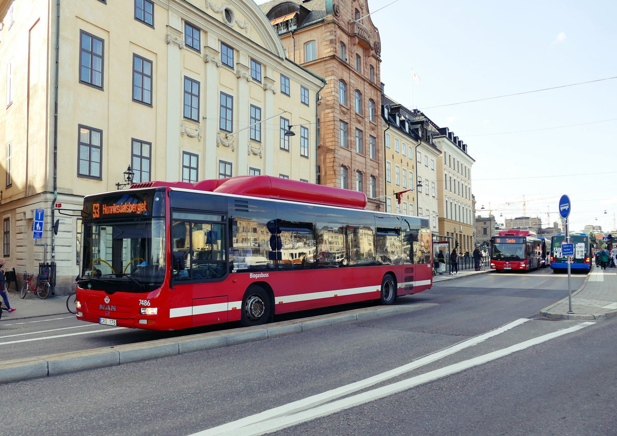 Stockholms Lokaltrafik -SL mit einem MAN Lion's City CNG,'7486' (CRO 176) in Stockholm im August 2017.