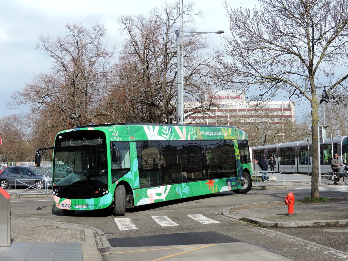 Strassburg - 24. Februar 2020 : Heute wurde die neue Linie H zwischen Bahnhof und dem Europäischen Parlament eingesetzt. Es verkehren neue Elektrobusse der Firma NTL (Alstom), des Typs Aptis 12E. Hier Wagen 815 bei der Haltestelle Lycee Kleber.