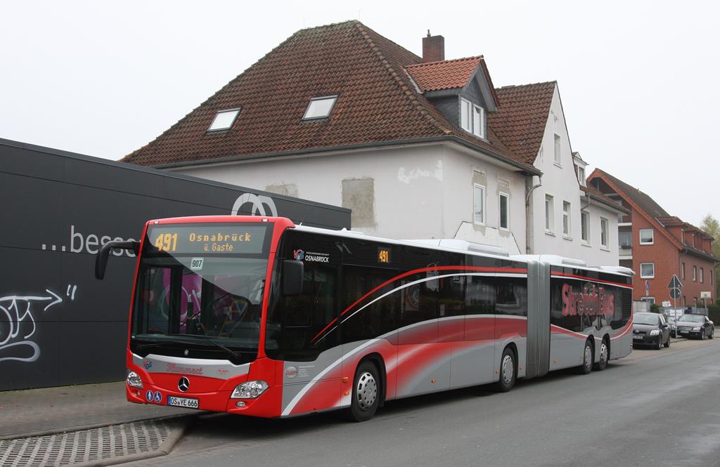 Stretch Bus der Fa. Hummert in Betrieb für die VOS: 
Mercedes Benz O 530 GL Capa City am 7.11.2017 an der Bushaltestelle in Hasbergen, Tecklenburger Straße.