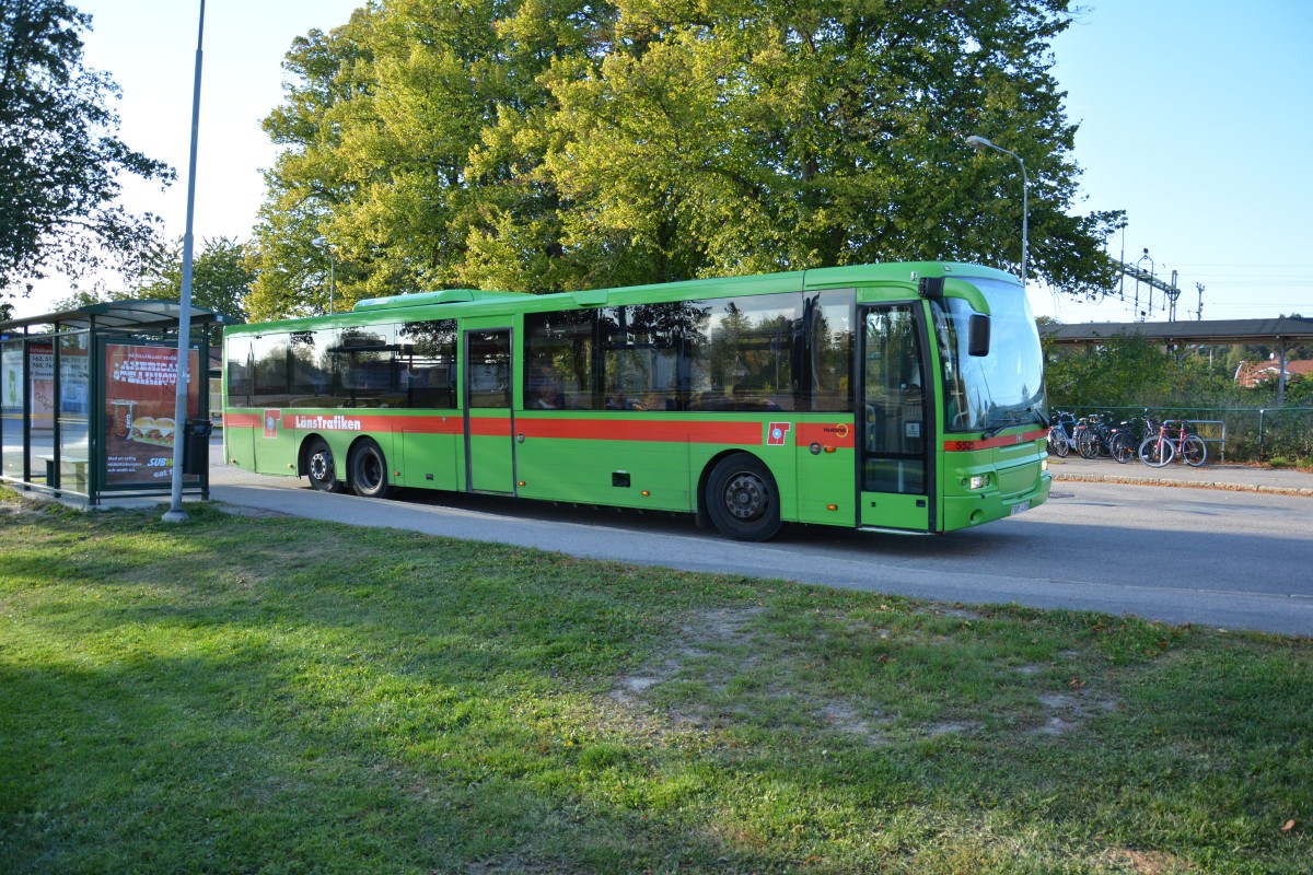 TBM 439 auf der Linie 560 am Bahnhof Nyköping am 16.09.2014. Zu sehen ist ein Volvo 8500.