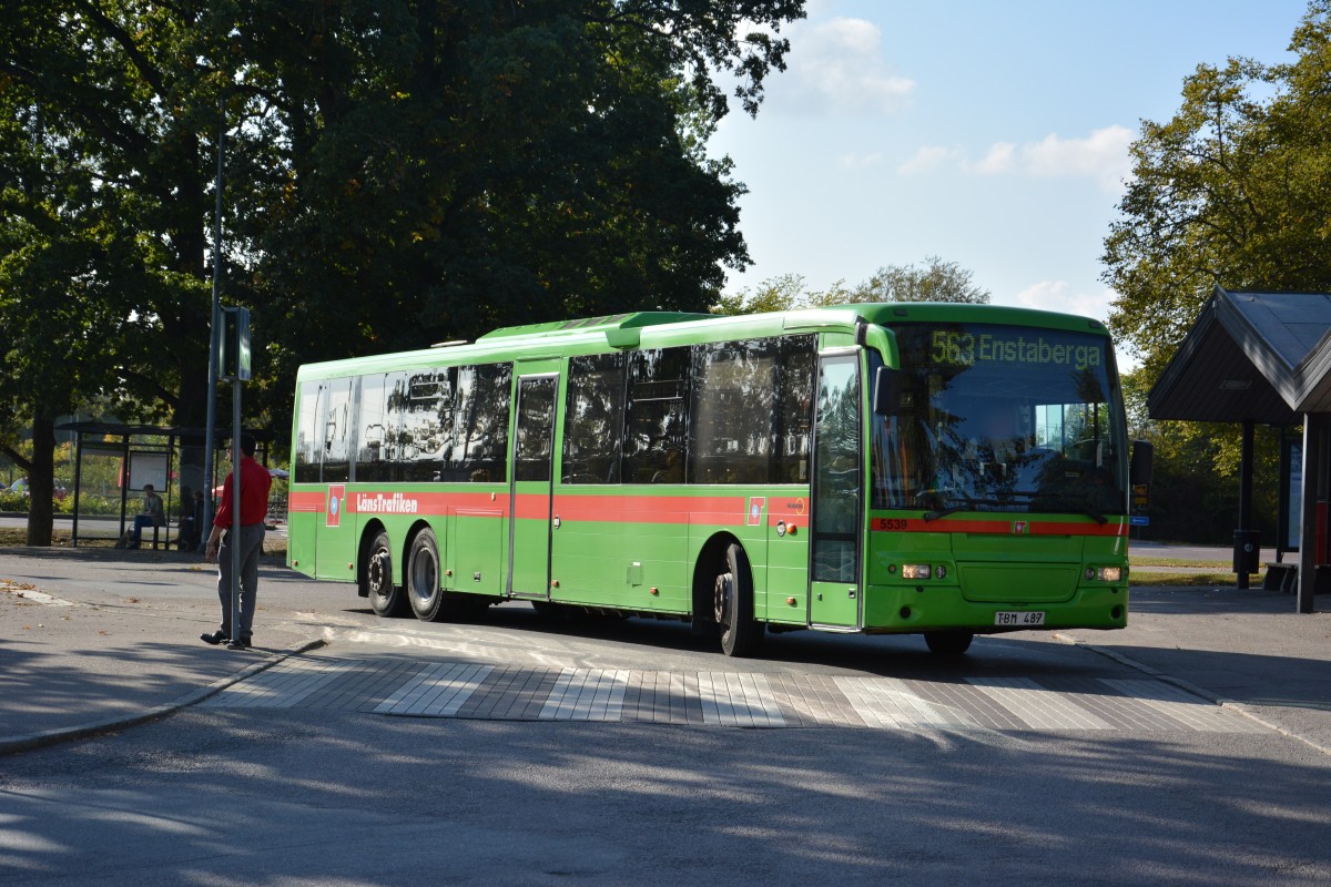 TBM 487 (Volvo 8500) fährt am 18.09.2014 auf der Linie 563. Aufgenommen am Busbahnhof Nyköping.
