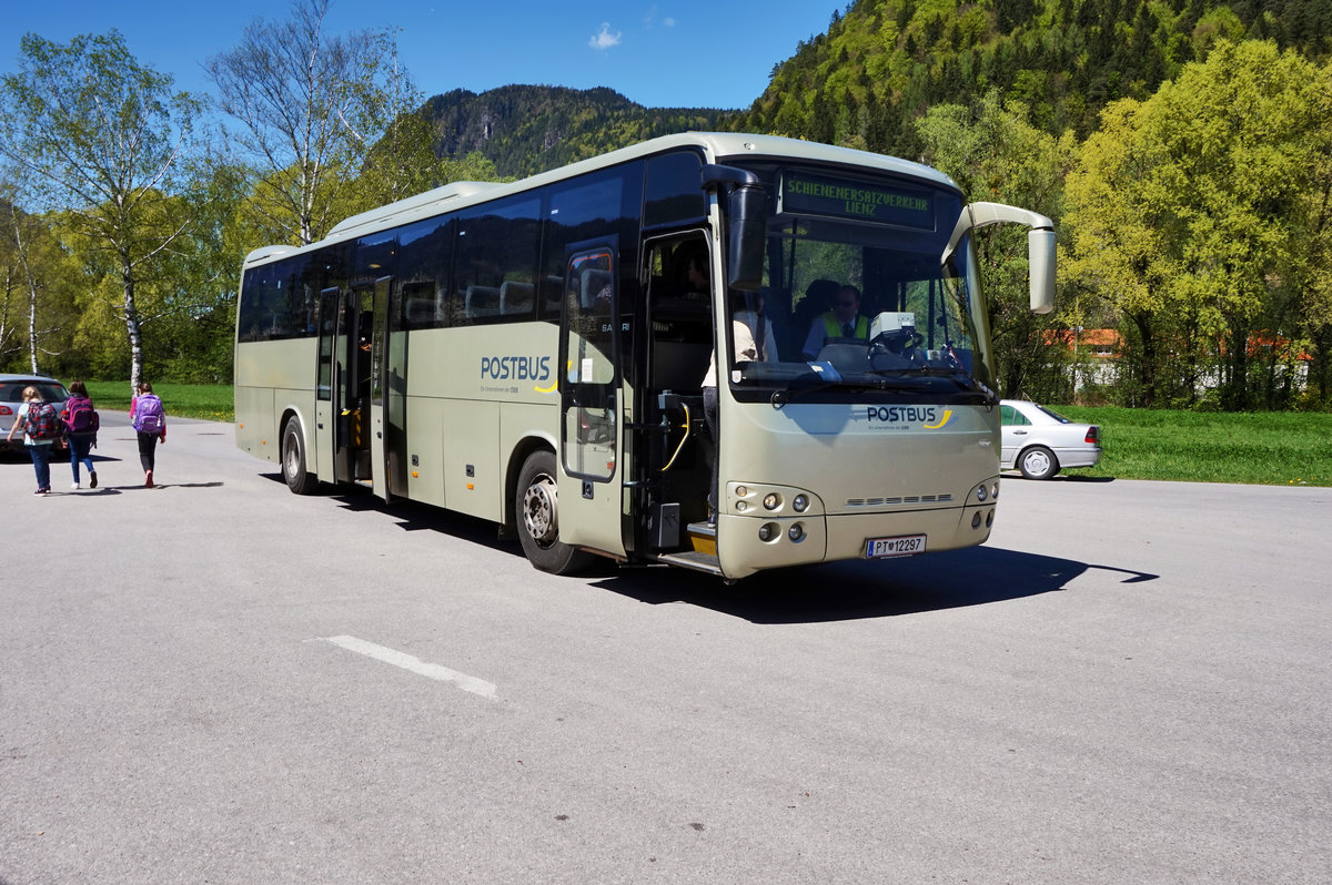 Temsa-Bus von POSTBUS unterwegs als SEV-Kurs 14223 (Greifenburg-Weißensee Bahnhof - Lienz Bahnhof), am 20.4.2016 beim Halt an der Haltestelle Oberdrauburg Bahnhof.