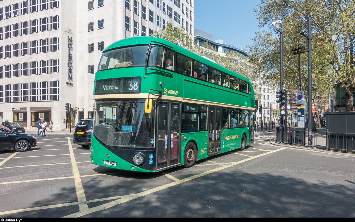TfL Arriva London New Routemaster in der grünen Lackierung der ehemaligen Überlandbusse am 22. April 2019 in Holborn.