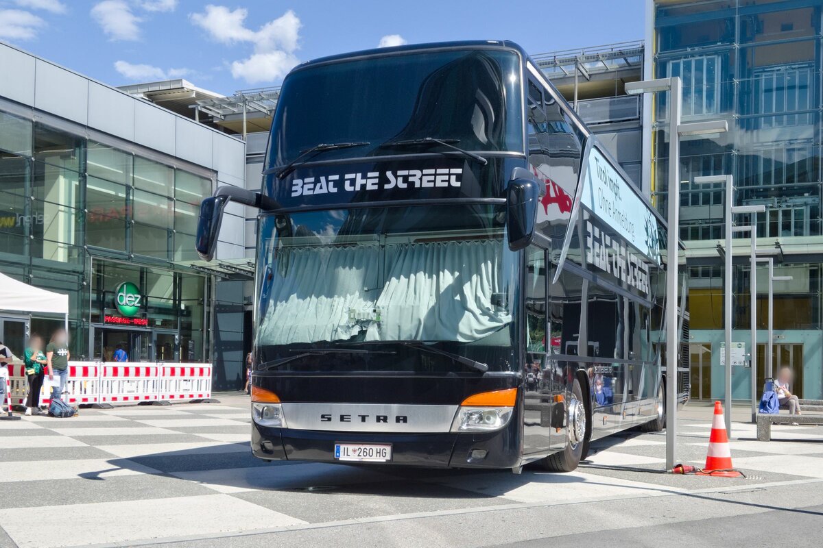 Tirol impft: Setra S431DT von Beat the Street als mobiles Impfzentrum beim Einkaufzentrum DEZ in Innsbruck. Aufgenommen 10.7.2021.