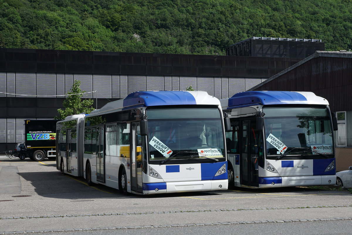 TL: Ehemalige TL Van Hool Gelenkbusse in Biel am 8.6.2017. Im Hintergrund links steht ein Anhänger der VZB erkennbar.
Foto: Walter Ruetsch 