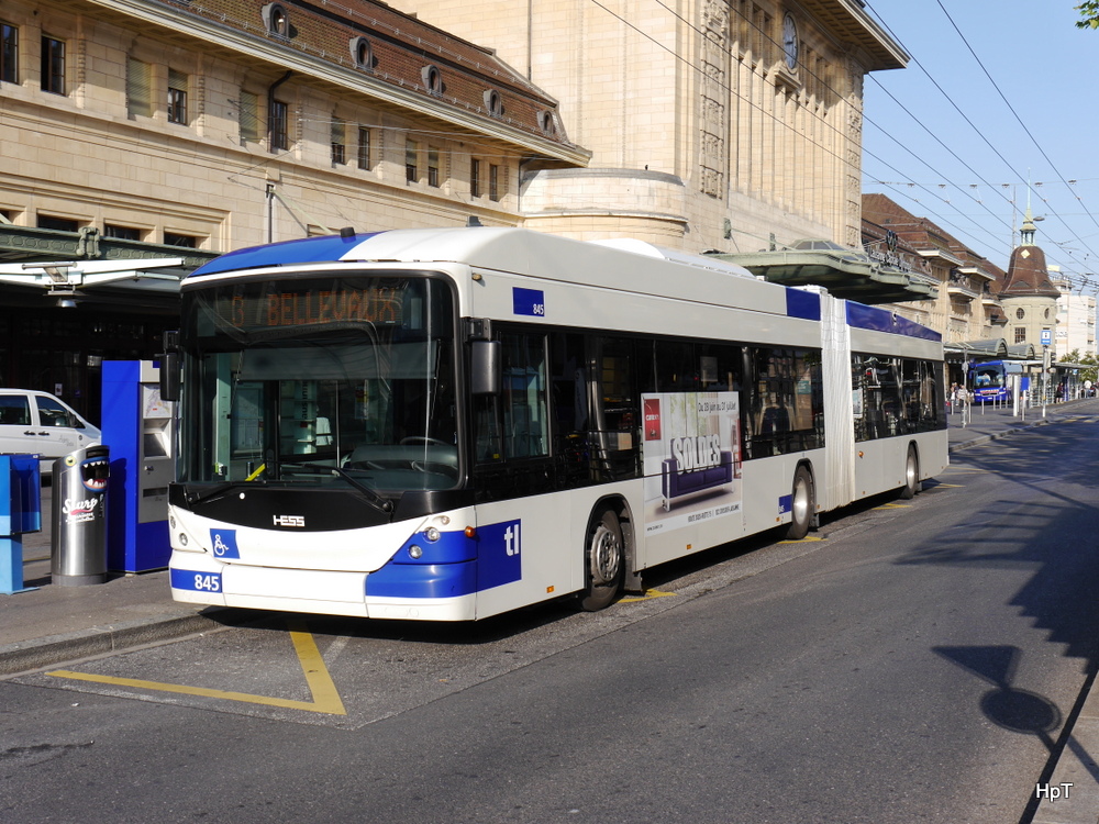 TL Lausanne - Trolleybus Nr.845 bei den Bushaltestellen vor dem Bahnhof in Lausanne am 27.07.2014