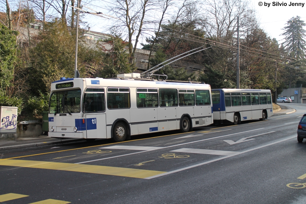 tl Nr. 771+917 (NAW/Lauber + Lanz&Marti/Hess) am 5.3.2014 in Lausanne, Georgette. Infolge Bauarbeiten wurde die Linie 7 im Sommer 2013 zwischen Bel-Air und Renens eingestellt. Stattdessen wurde der Takt der Linie 17 (Georgette - Renens, 14 Avril - Croix-Péage) auf dem Abschnitt Georgette - Renens verdichtet. Die zusätzlichen Kurse auf der Linie 17 werden nun mit den Anhängerzügen bedient, die auf der Linie 7 nicht mehr benötigt werden. In naher Zukunft soll zwischen Lausanne und Renens wieder ein Tram verkehren.