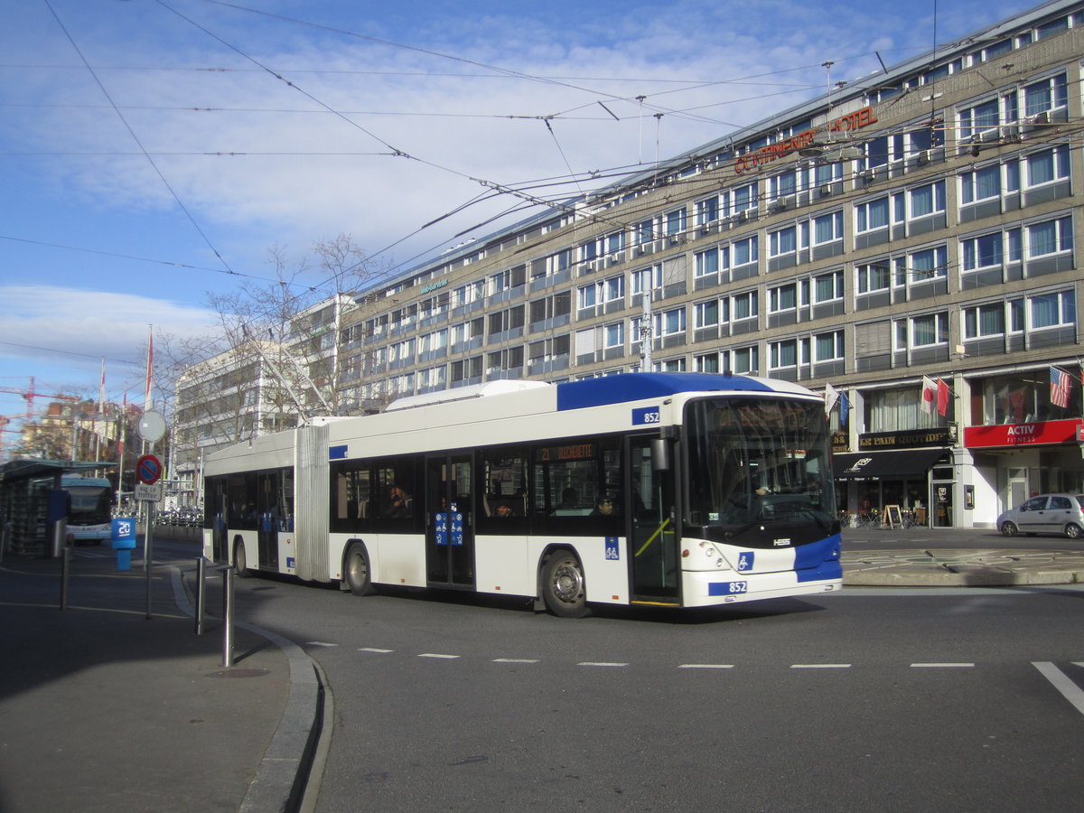 tl Nr. 852 (Hess Swisstrolley 3 BGT-N2C) am 23.2.2020 beim Bhf. Lausanne