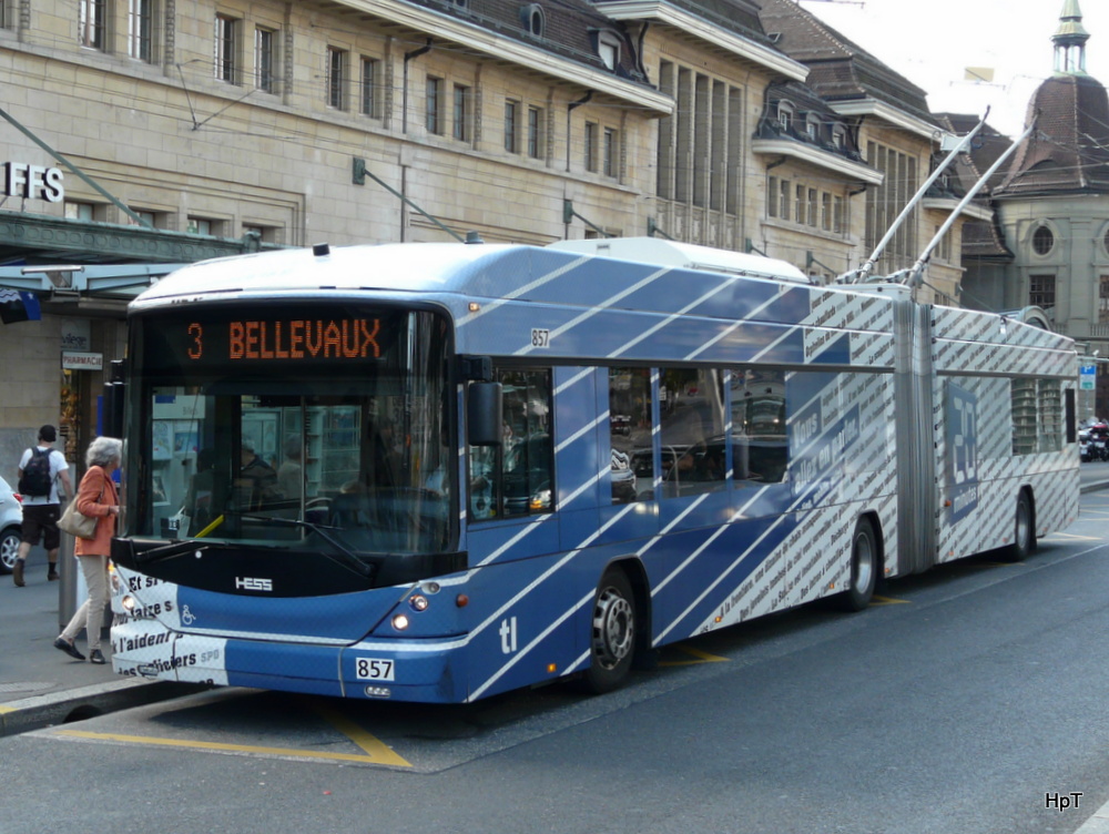 TL - Trolleybus Nr.857 unterwegs auf der Linie 3 vor dem Bahnhof in Lausanne am 22.09.2014