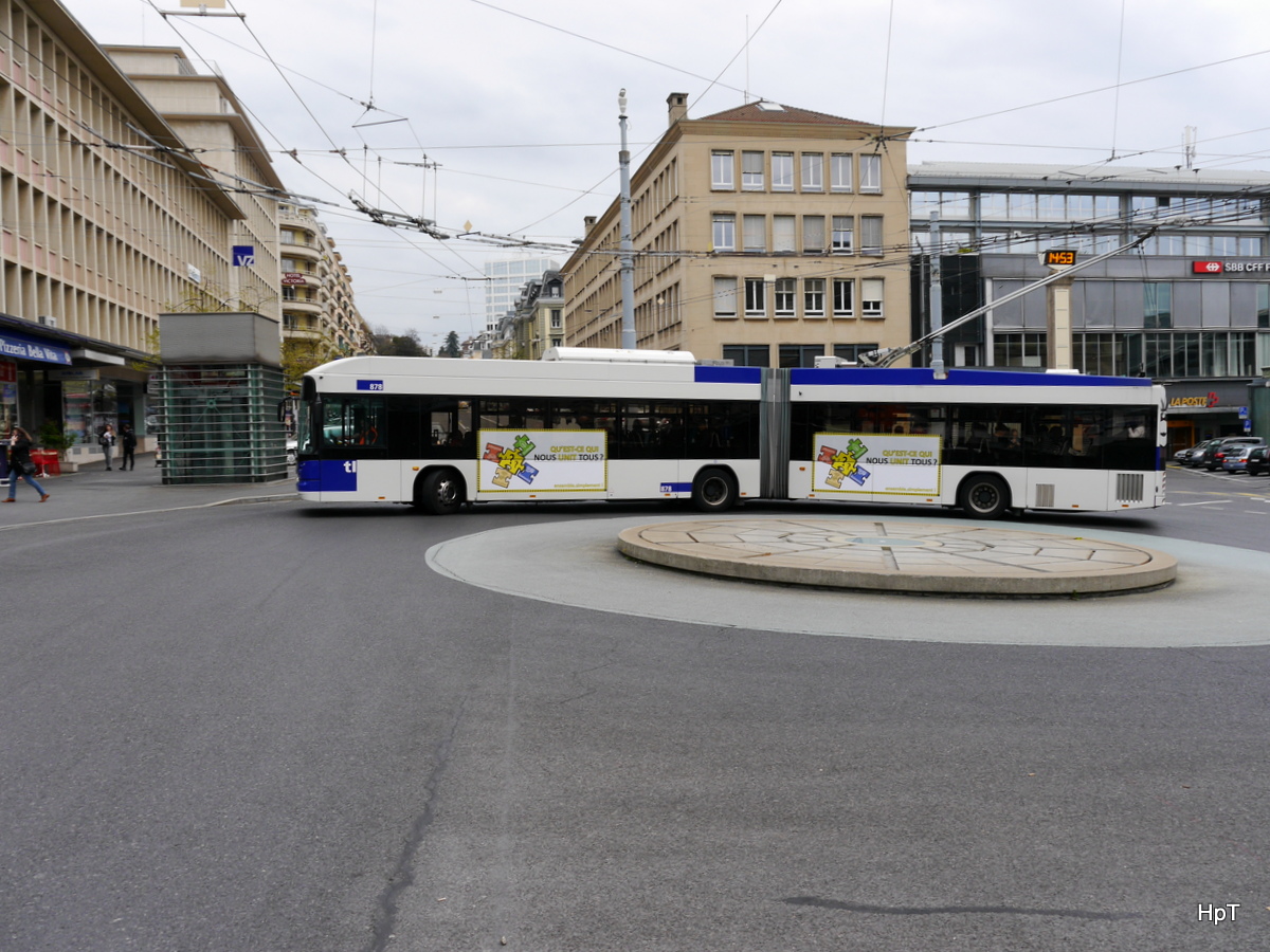 TL - Trolleybus Nr.878 unterwegs auf der Linie 21 vor den SBB Bahnhof in Lausanne am 01.04.2017