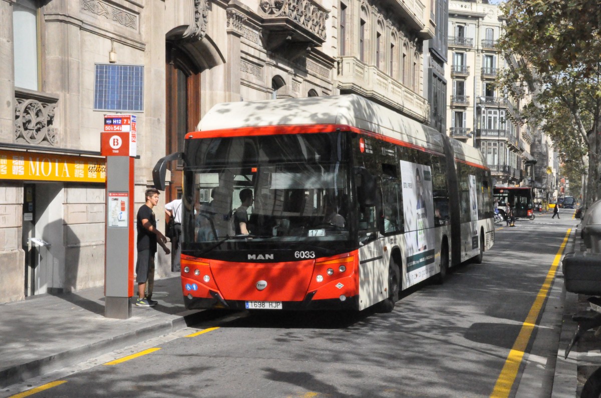 TMB, Barcelona. MAN/Castrosua CS40 City Versus A CNG (Nr.6033) in Gran Vía-Pau Claris. (21.10.2014)