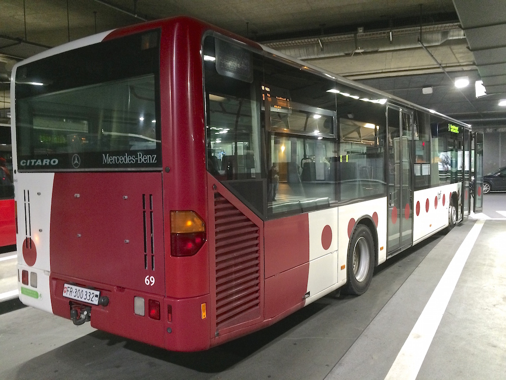 TPF Fribourg, Mercedes-Benz Citaro (Nr. 69/FR 300332, 2000) am Mo 17. August 2015 am Busbahnhof Fribourg FR.