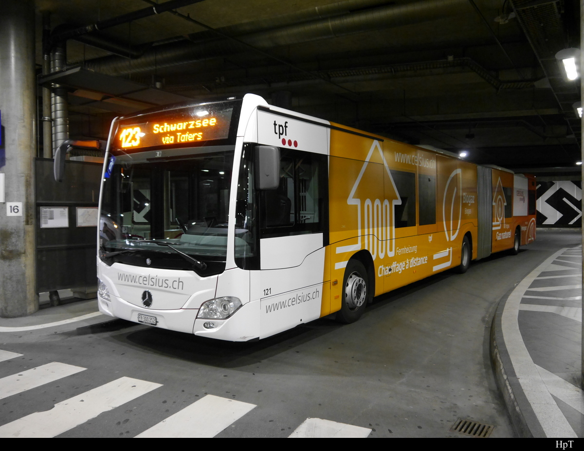 tpf - Mercedes Citaro Nr.121  FR 300252 mit Werbung im Busbahnhof der tpf unter dem SBB Bahnhof in Fribourg am 14.07.2018