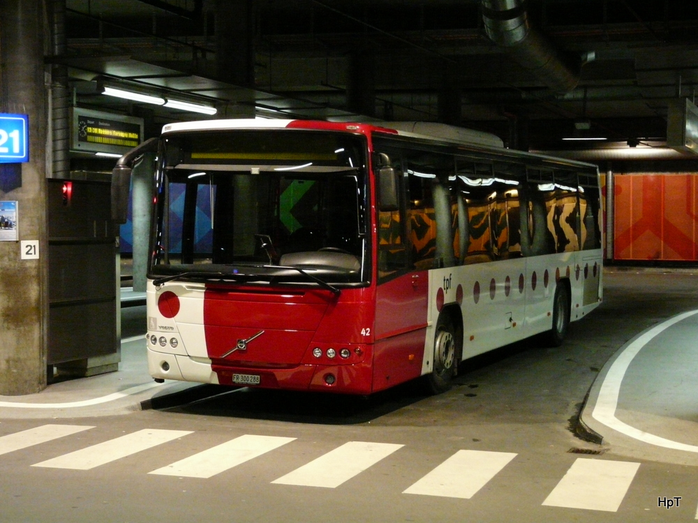 tpf - Volvo 8700  Nr.42 FR 300288 im Busbahnhof unter dem Bahnhof von Fribourg am 01.03.2014